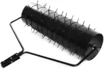 Gartenwalze 100cm für Rasentraktor – Rasenwalze mit Dornen (Aerator), Rasenlüfter Anhänger Stahl Schwarz, Walze Befüllbar (Sand/Kies) inkl. Schmutzabstreifer