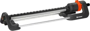 Gardena Viereckregner Aqua L: Rasensprenger zur Bewässerung von Flächen von 120-