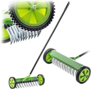 KADAX Rasenlüfter mit Rädern, Gartenkralle für Rasen, Garten, Moos, Schneidrechen aus Metall, manueller Vertikutierer, Gartenzubehör Rasenbelüfter, Kultivator (mit Stiel)